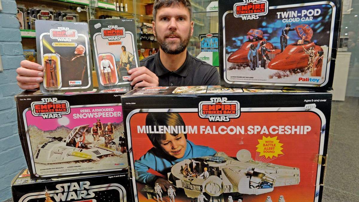 Аукціоніст Кріс Астон з екземплярами колекції іграшок Star Wars Аукціоніст Кріс Астон з екземплярами колекції іграшок Star Wars