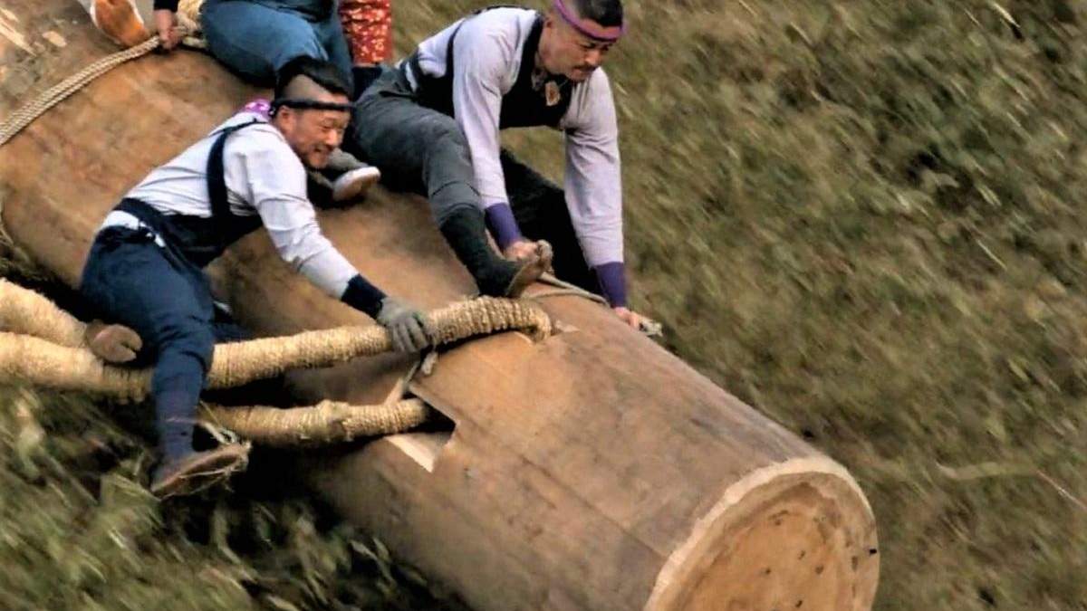 Спуск со склона во время фестиваля Омбасира Спуск со склона во время фестиваля Омбасира