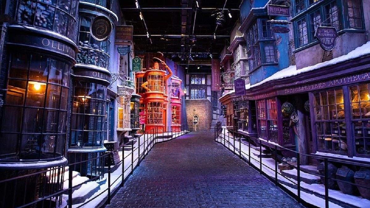 "Хогвартс в снегу" от Warner Bros Studio Tour "Хогвартс в снегу" от Warner Bros Studio Tour