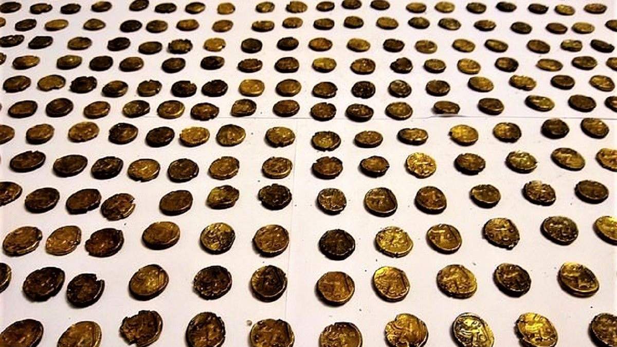 Мужчина нашел 1300 золотых кельтских монет Мужчина нашел 1300 золотых кельтских монет