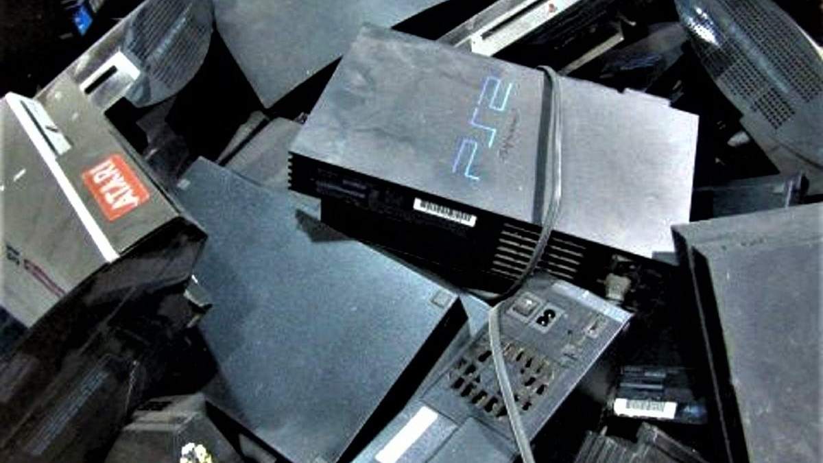 На аукціоні продають коробку зі старими консолями PS На аукціоні продають коробку зі старими консолями PS