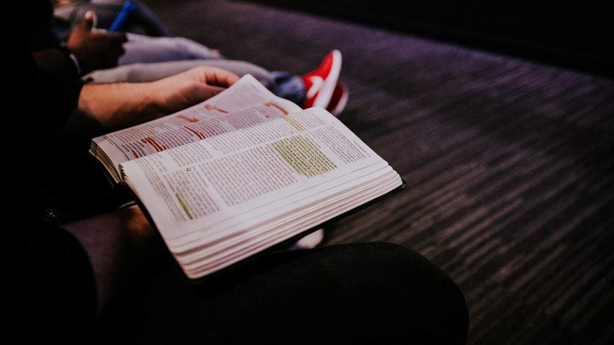 Біблія XXI століття: у Німеччині адаптували Святе Письмо для покоління Z Біблія XXI століття: у Німеччині адаптували Святе Письмо для покоління Z