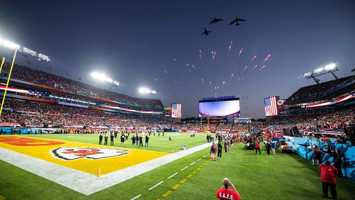 Super Bowl 2021: перший проліт бомбардувальника Trifecta Super Bowl 2021: перший проліт бомбардувальника Trifecta