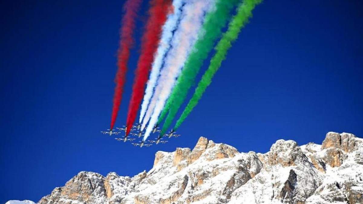 Пілотажна група Frecce Tricolori виступила на гірськолижних змаганнях Пілотажна група Frecce Tricolori виступила на гірськолижних змаганнях