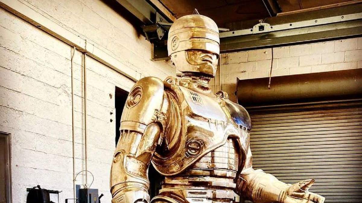У Детройті закінчили бронзову статую Робокопа, на створення якої пішло 10 років У Детройті закінчили бронзову статую Робокопа, на створення якої пішло 10 років