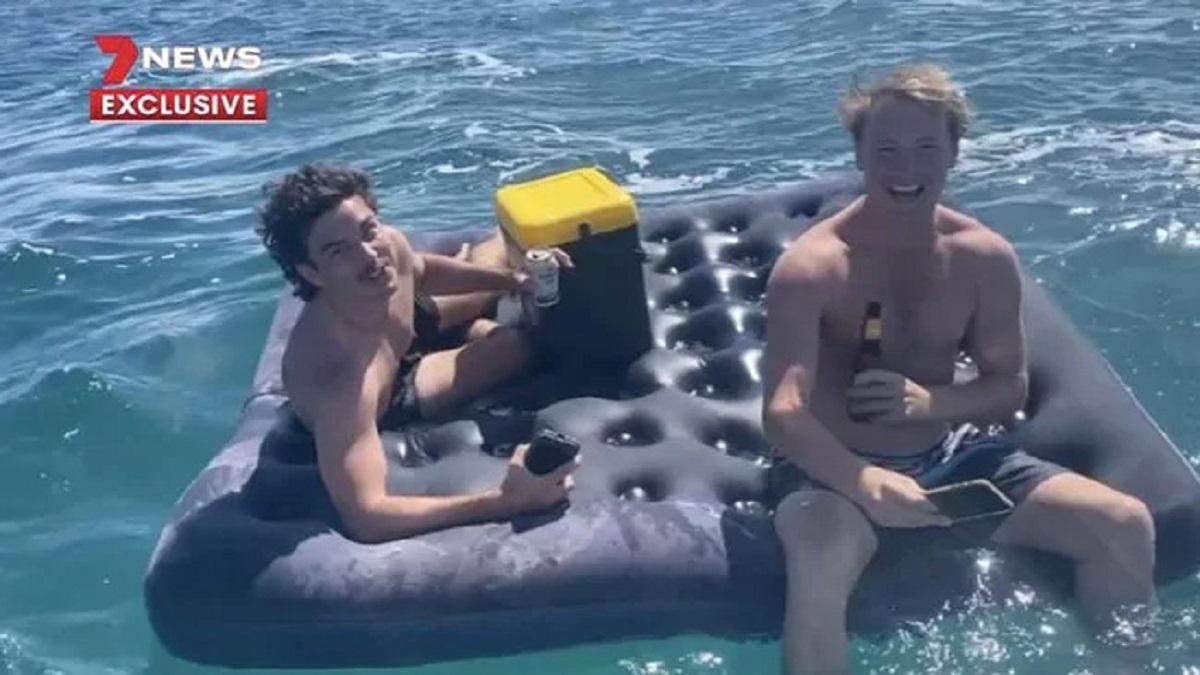Австралійці загубилися в океані, попиваючи пиво на матраці Австралійці загубилися в океані, попиваючи пиво на матраці