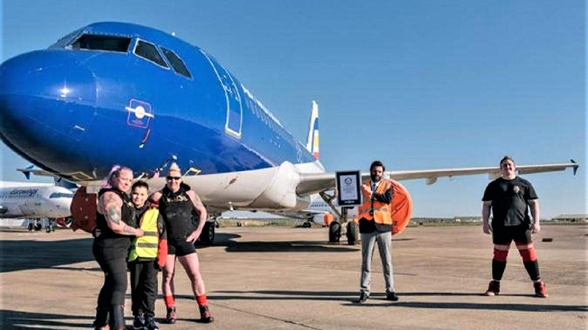 Женщины протянули А320 на 20 метров Женщины протянули А320 на 20 метров