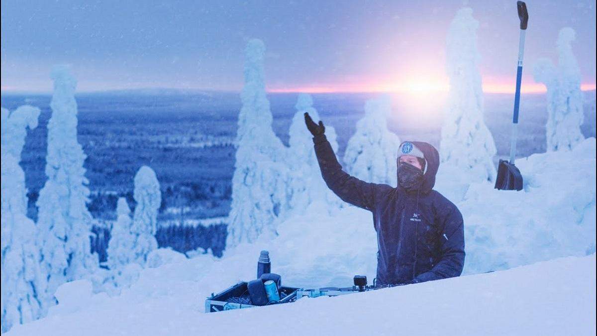 Диджей сыграл сет в Лапландии Диджей сыграл сет в Лапландии