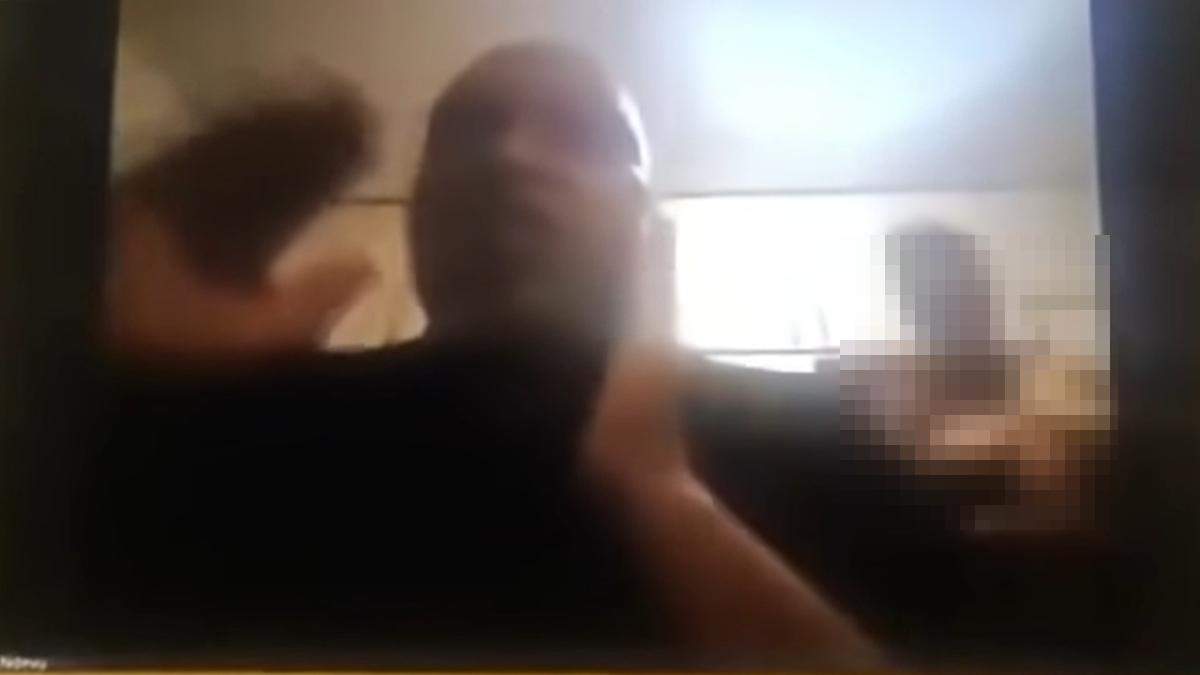 Оголена дружина чиновника в Zoom Оголена дружина чиновника в Zoom