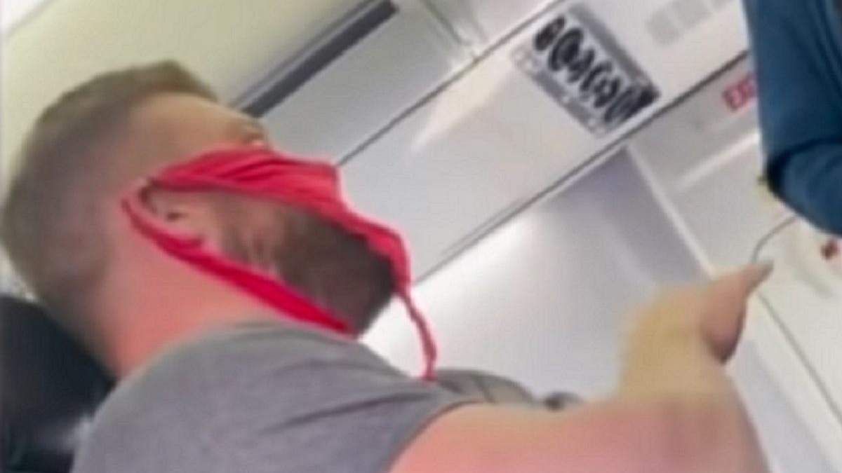 Одягнув жіночі труси замість маски: пасажира літака зняли з рейсу – курйозне відео