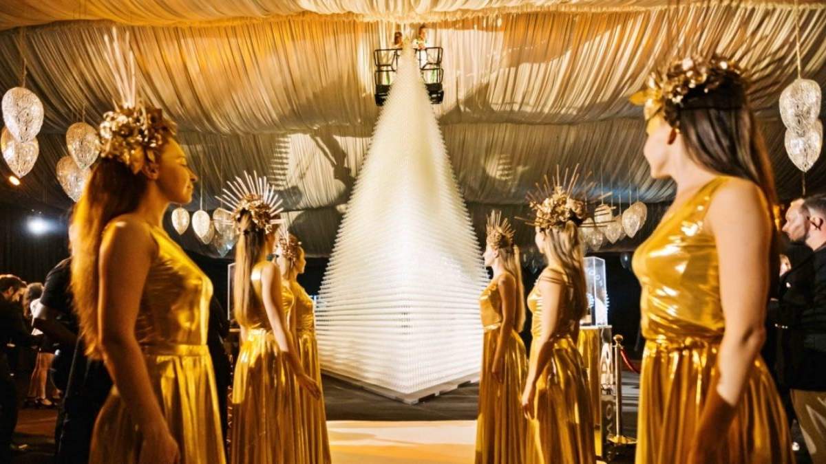 В Дубае построили самую большую в мире пирамиду из бокалов для шампанского: впечатляющие фото - Развлечения