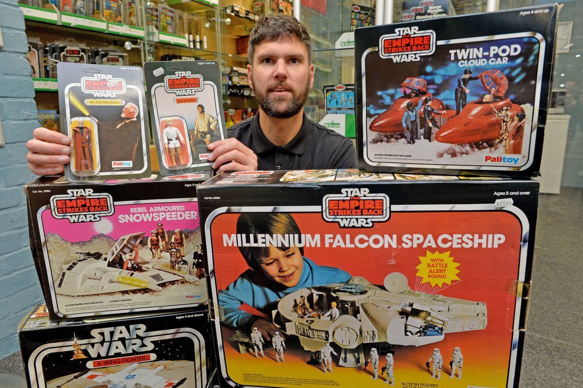 Аукционист Крис Астон с экземплярами коллекции игрушек Star Wars
