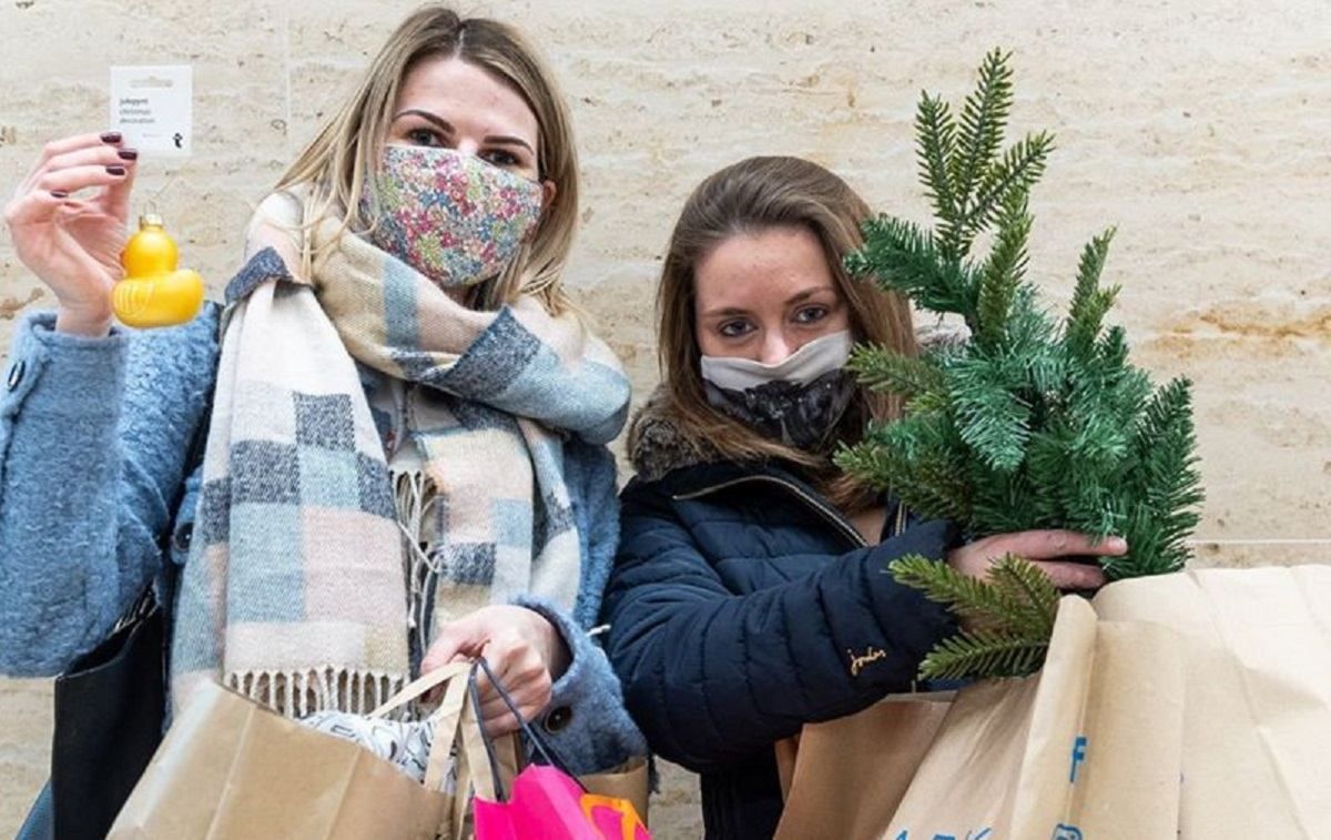 Олені, кава, різдвяні подарунки: що купують люди перед закриттям магазинів через карантин – фото