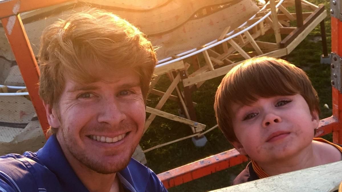 Шон Ларошель с сыном на построенной горке Шон Ларошель с сыном на построенной горке