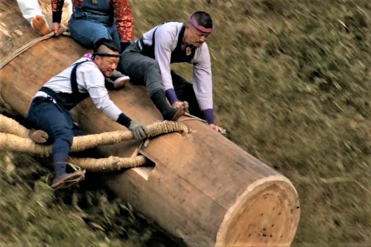 Навіщо японці спускаються зі схилу на величезній колоді: відео шалених, але небезпечних розваг Навіщо японці спускаються зі схилу на величезній колоді: відео шалених, але небезпечних розваг
