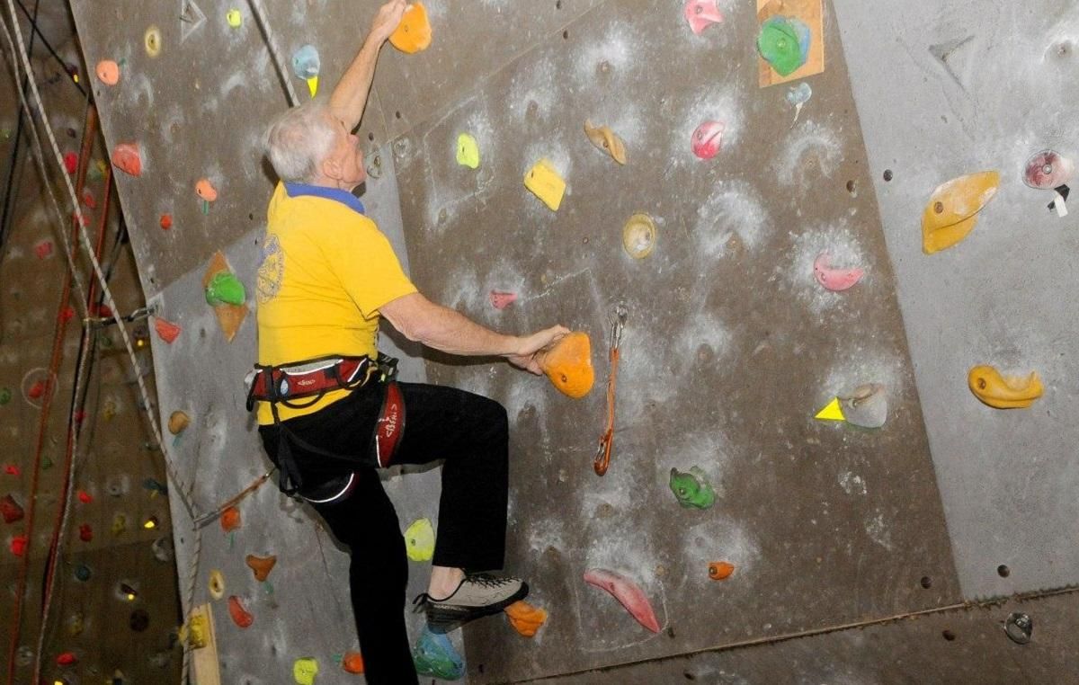 Вік – не перешкода: 80-річний українець встановив рекорд у скелелазінні – відео