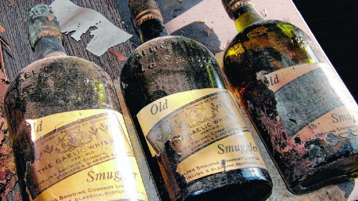 Будинок з віскі: пара знайшла 66 пляшок з міцним алкоголем сторічної давнини