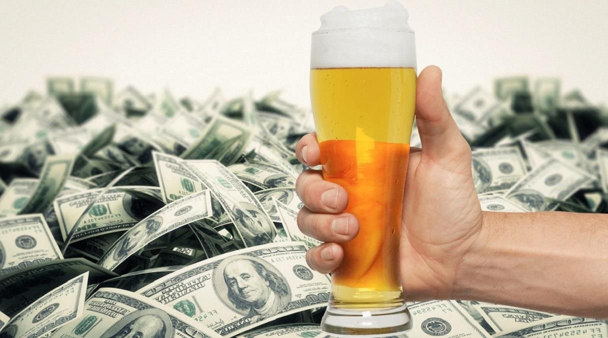 Американец взял в баре пиво за 7 долларов,  но оставил сумасшедшие чаевые: подробности истории