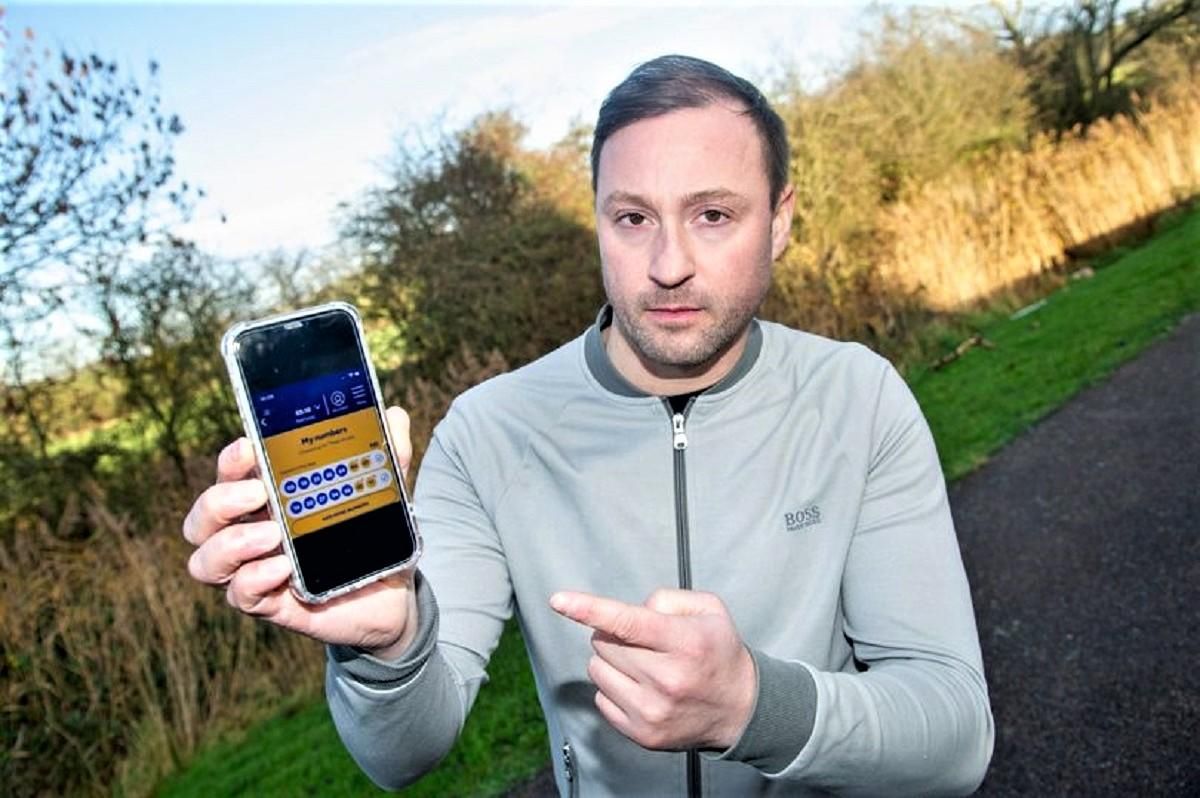 Англичанин почти выиграл в лотерею и стал миллионером, но богатству помешала любимая девушка Англичанин почти выиграл в лотерею и стал миллионером, но богатству помешала любимая девушка