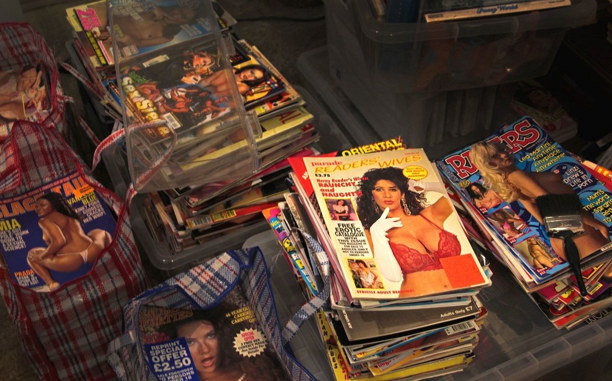 Мужчина выиграл суд против родителей, выбросивших его коллекцию порно: размер компенсации Мужчина выиграл суд против родителей, выбросивших его коллекцию порно: размер компенсации