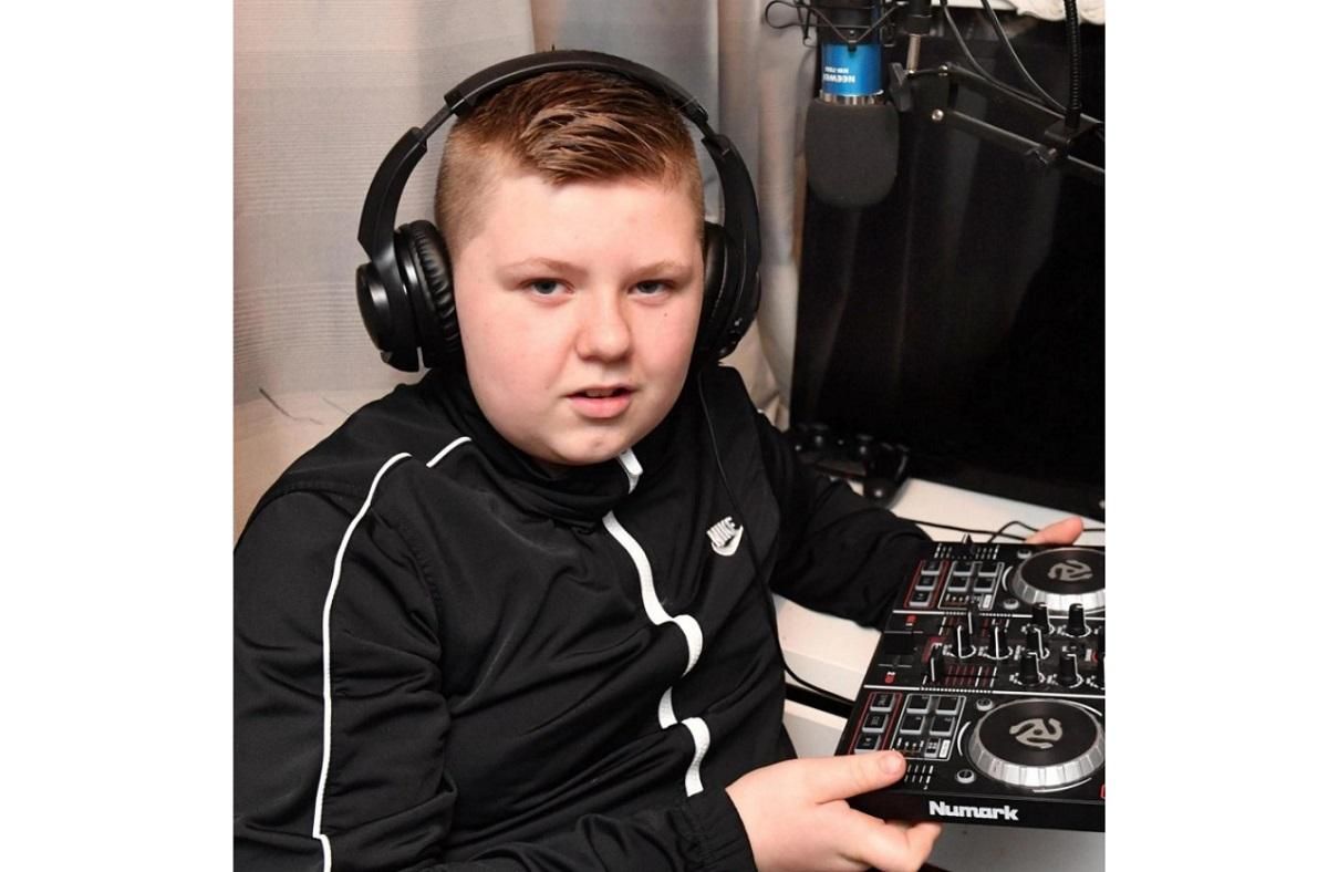 12-річний хлопчик провів рейв у шкільному туалеті – йому було нудно 12-річний хлопчик провів рейв у шкільному туалеті – йому було нудно