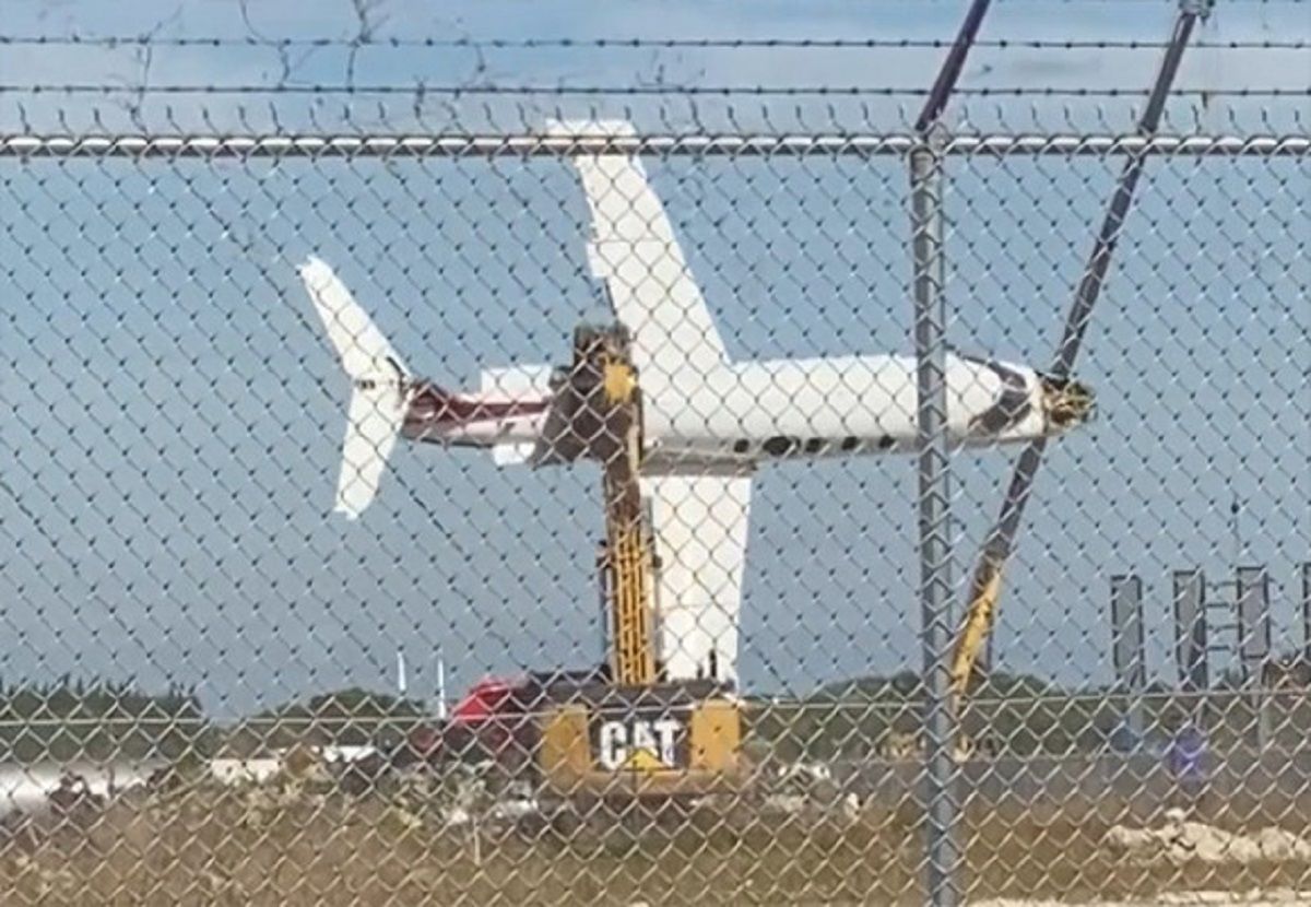 Коли в душі пілот: екскаватор востаннє покатав літак над землею перед утилізацією – миле відео Коли в душі пілот: екскаватор востаннє покатав літак над землею перед утилізацією – миле відео