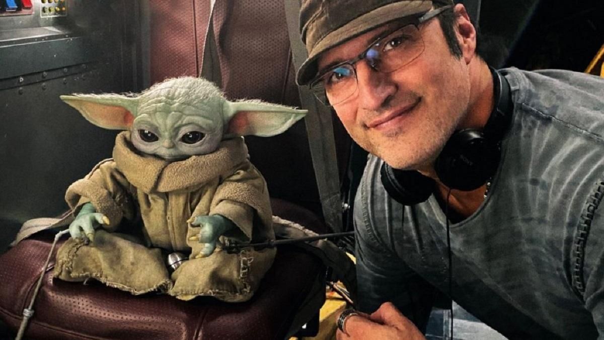 Роберт Родригес сыграл на гитаре малышу Йоде – забавное видео Роберт Родригес сыграл на гитаре малышу Йоде – забавное видео