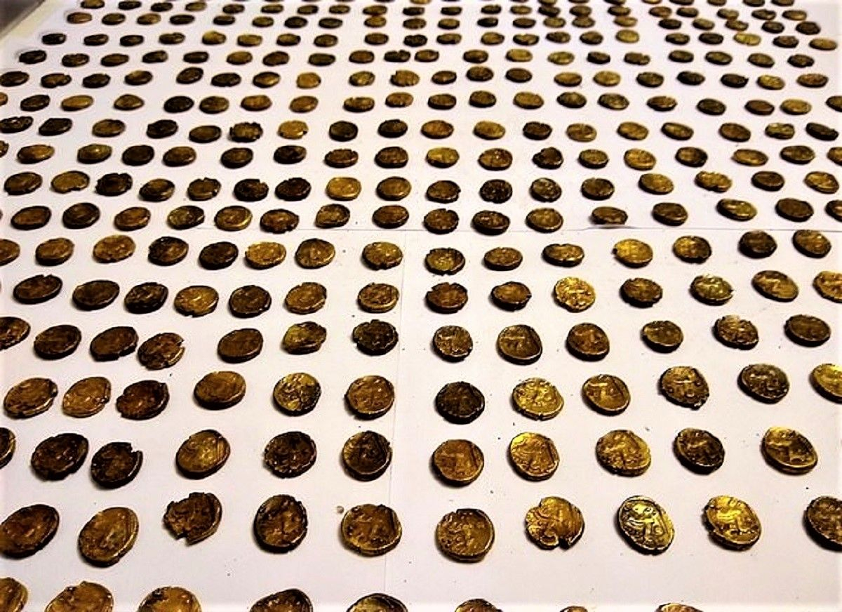 Британец вышел на прогулку и нашел кельтский клад: во сколько его оценили