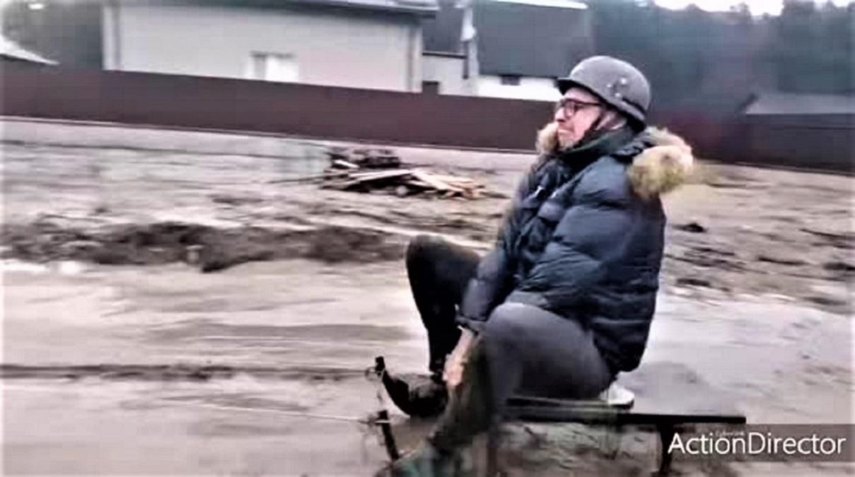 Що робити, коли немає снігу: львів'янин проїхався по багнюці на санчатах – кумедне відео