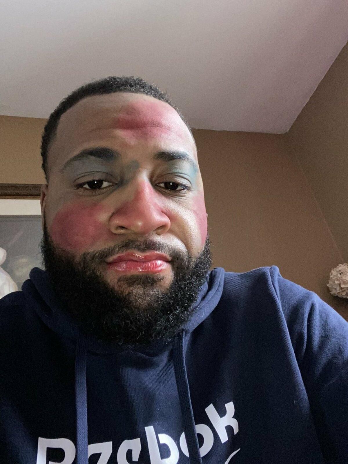 Коли у тата дівчатка:  чоловік подарував донькам косметику, і запустив флешмоб у мережі Коли у тата дівчатка:  чоловік подарував донькам косметику, і запустив флешмоб у мережі