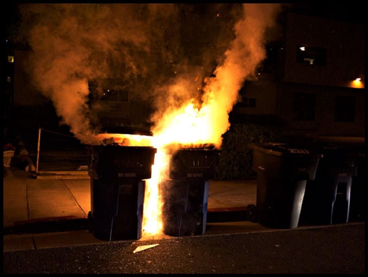 Белорус поджигал мусорные баки ради забавы: он хотел вспомнить пионерские костры – детали Белорус поджигал мусорные баки ради забавы: он хотел вспомнить пионерские костры – детали