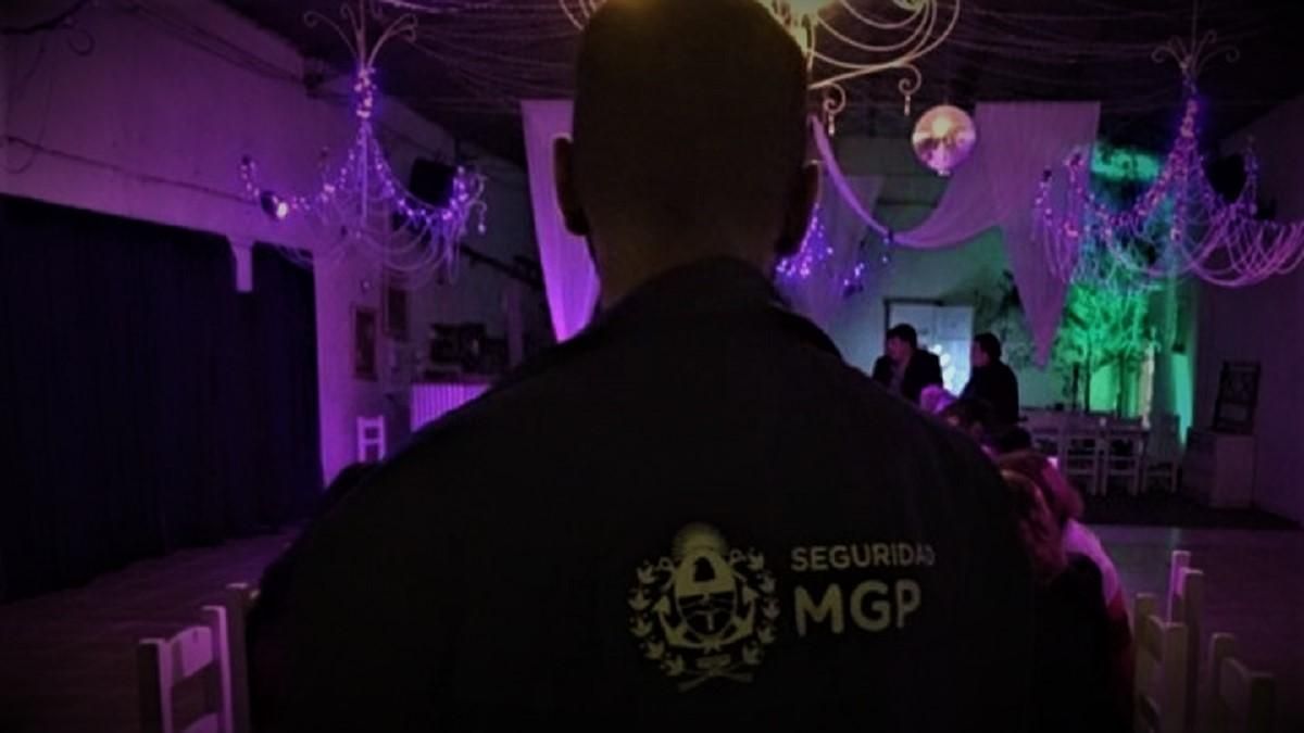 В Аргентині поліцейські приїхали розігнати підпільну секс-вечірку: їх прийняли за стриптизерів