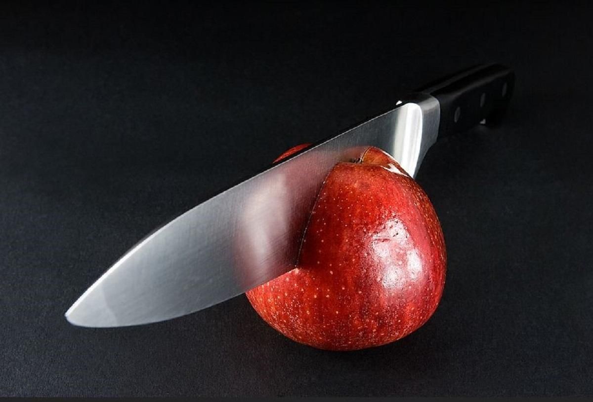 Новий рекорд Гіннеса: чоловік нарізав 21 яблуко, жонглюючи ножами – захопливе відео
