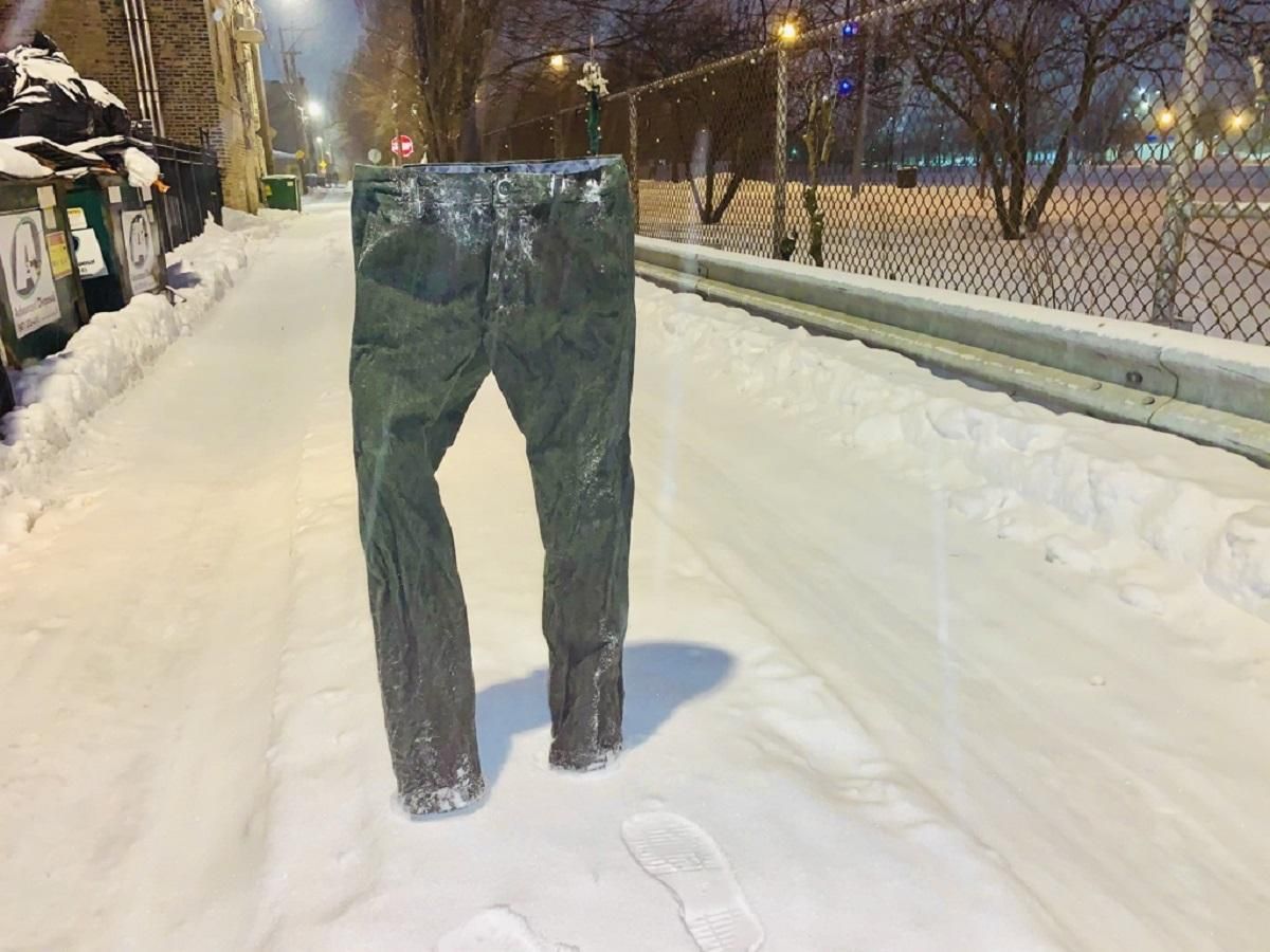 Мужчина использует штаны, чтобы сохранить себе паркоместо 
