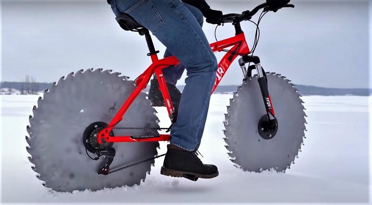 Для езды по льду: мужчина создал велосипед с циркулярными пилами вместо колес – видео