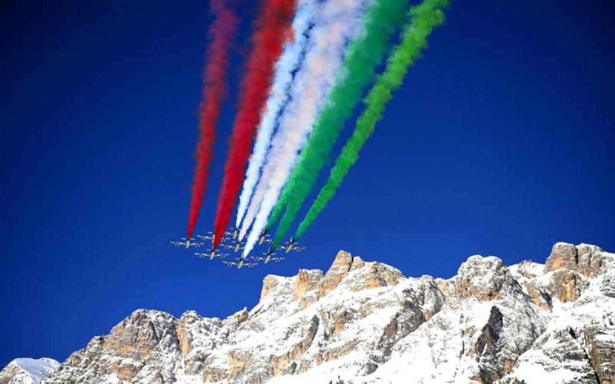Пілотажна група Frecce Tricolori виступила на гірськолижних змаганнях в Італії: видовищне відео