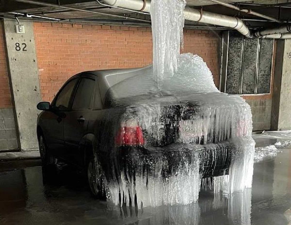 Сосульки в квартирах и замерзшие машины: в Техасе бушуют аномальные морозы – впечатляющие фото