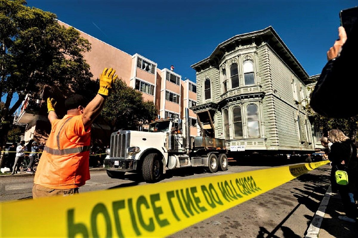 Американець перевіз у нове місце цілий будинок Американець перевіз у нове місце цілий будинок