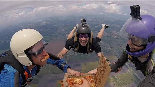 Перекусити у польоті: парашутисти вистрибнули з літака та з'їли піцу на висоті 5 тисяч метрів 
