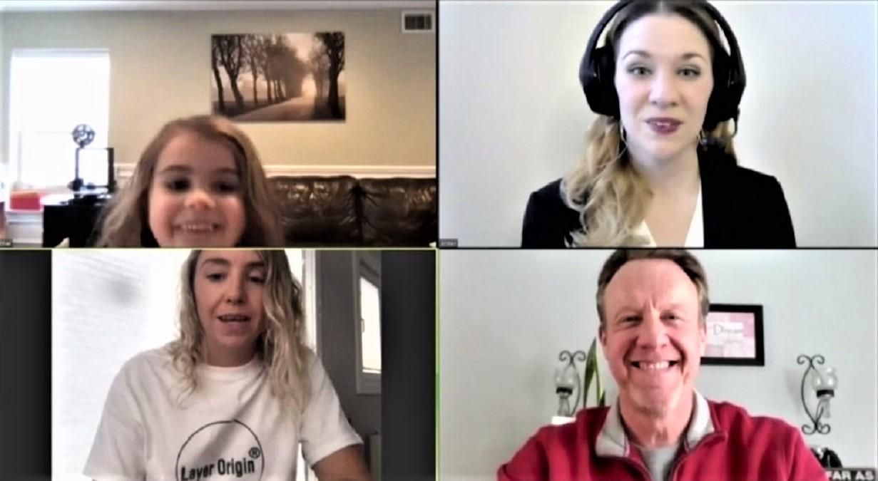 Девочка развлекла коллег на рабочей встрече Девочка развлекла коллег на рабочей встрече