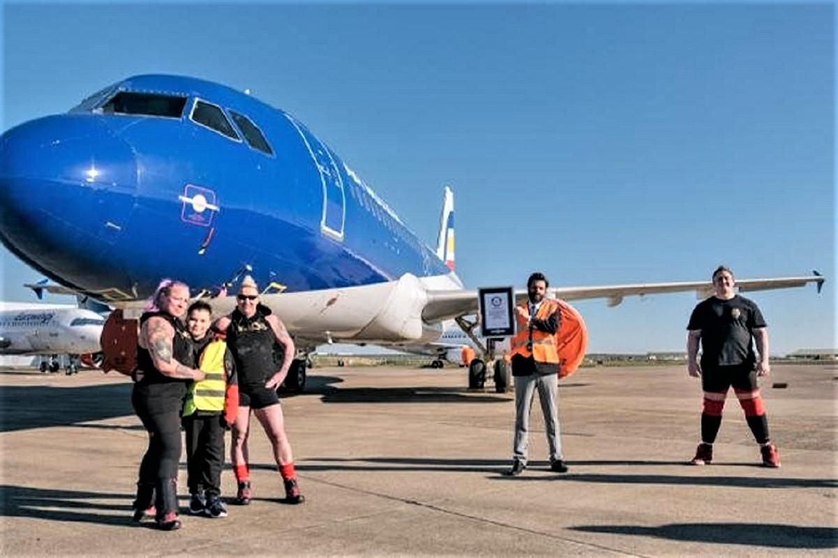 2 женщины протянули 48-тонный пассажирский самолет за рекордное время: впечатляющее видео