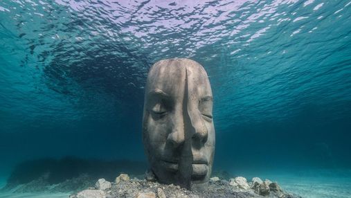 Біля берегів Франції відкрився  приголомшливий підводний музей 
