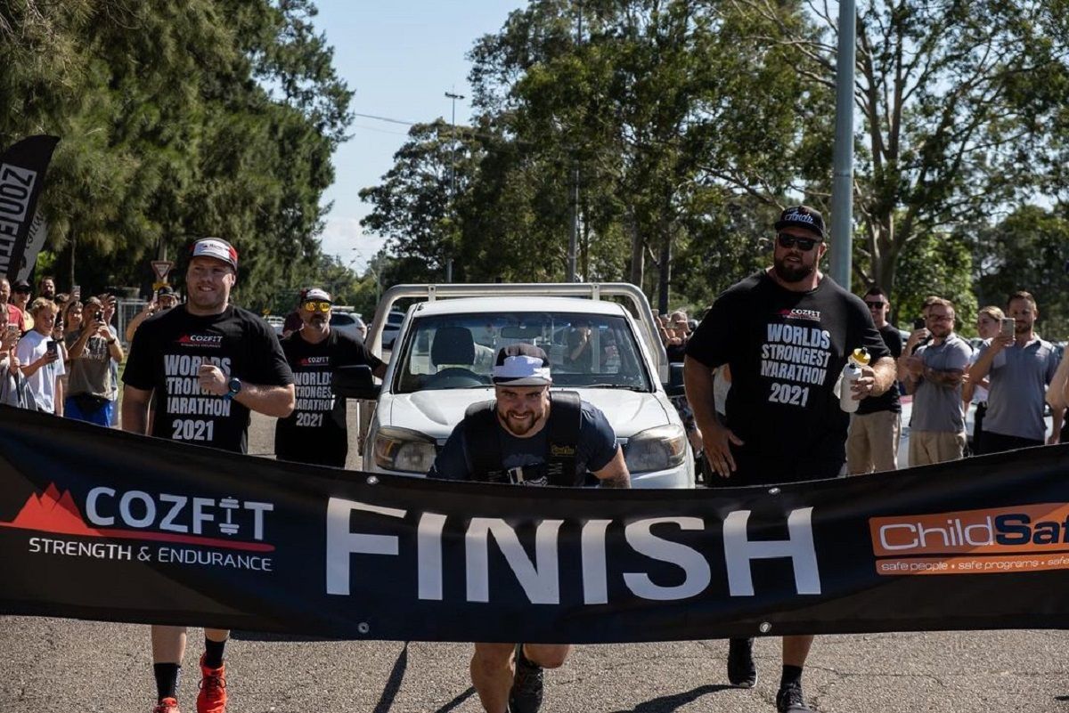Чоловік пробіг марафон з вантажівкою Чоловік пробіг марафон з вантажівкою