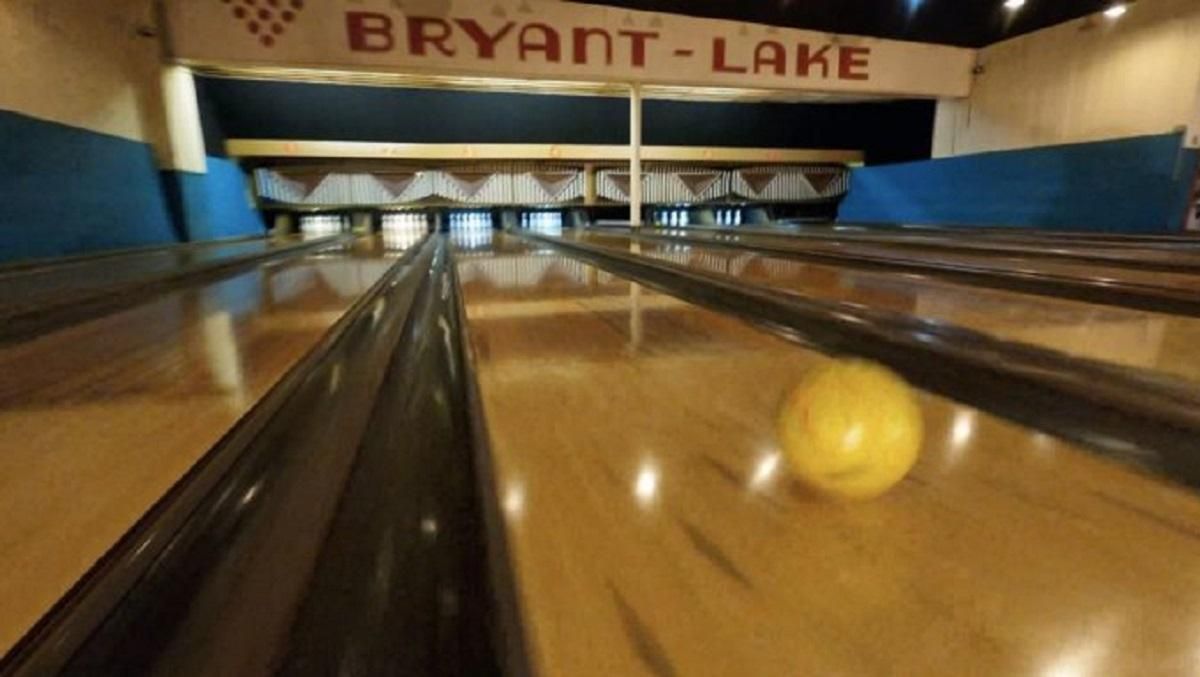 Дрон літає по боулінгу на високій швидкості та збиває кеглі: реактивне відео Дрон літає по боулінгу на високій швидкості та збиває кеглі: реактивне відео