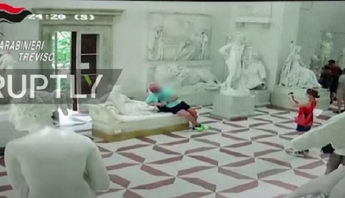 За огородження не заходити: як туристи руйнують стародавні реліквії заради ефектних фотографій За огородження не заходити: як туристи руйнують стародавні реліквії заради ефектних фотографій