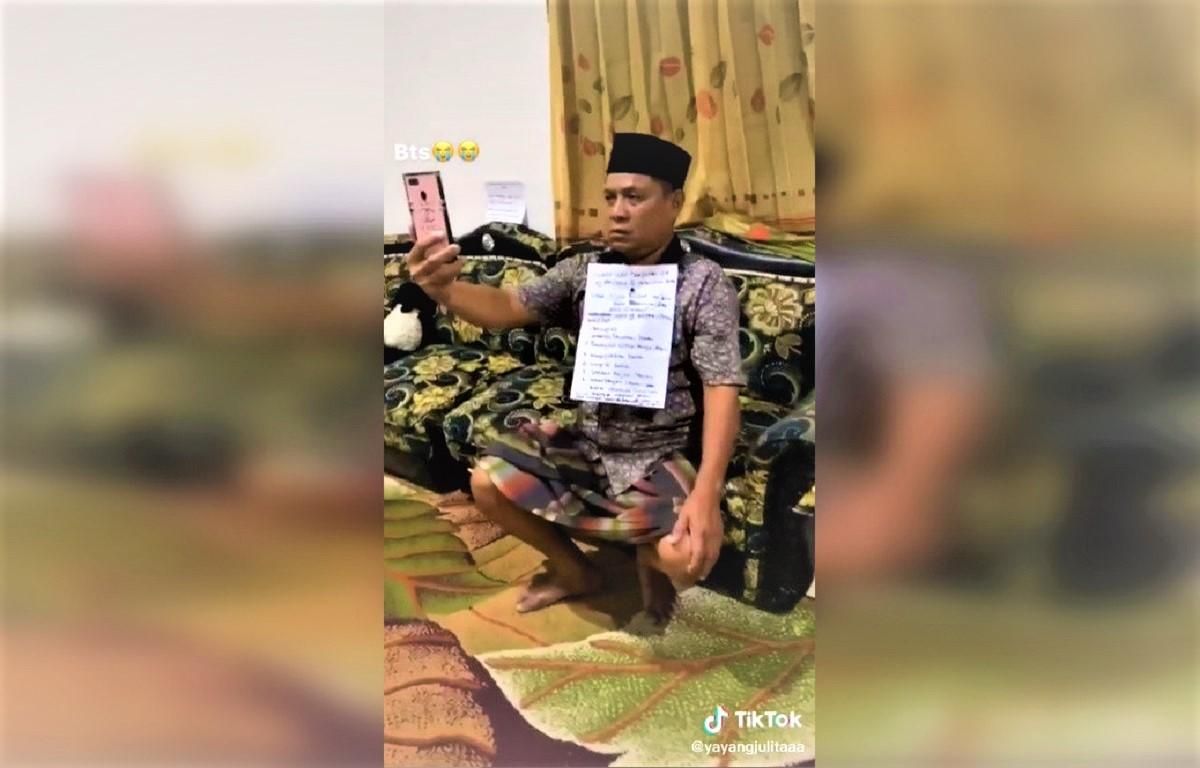 Чоловік допомагає жінці знімати тікток Чоловік допомагає жінці знімати тікток