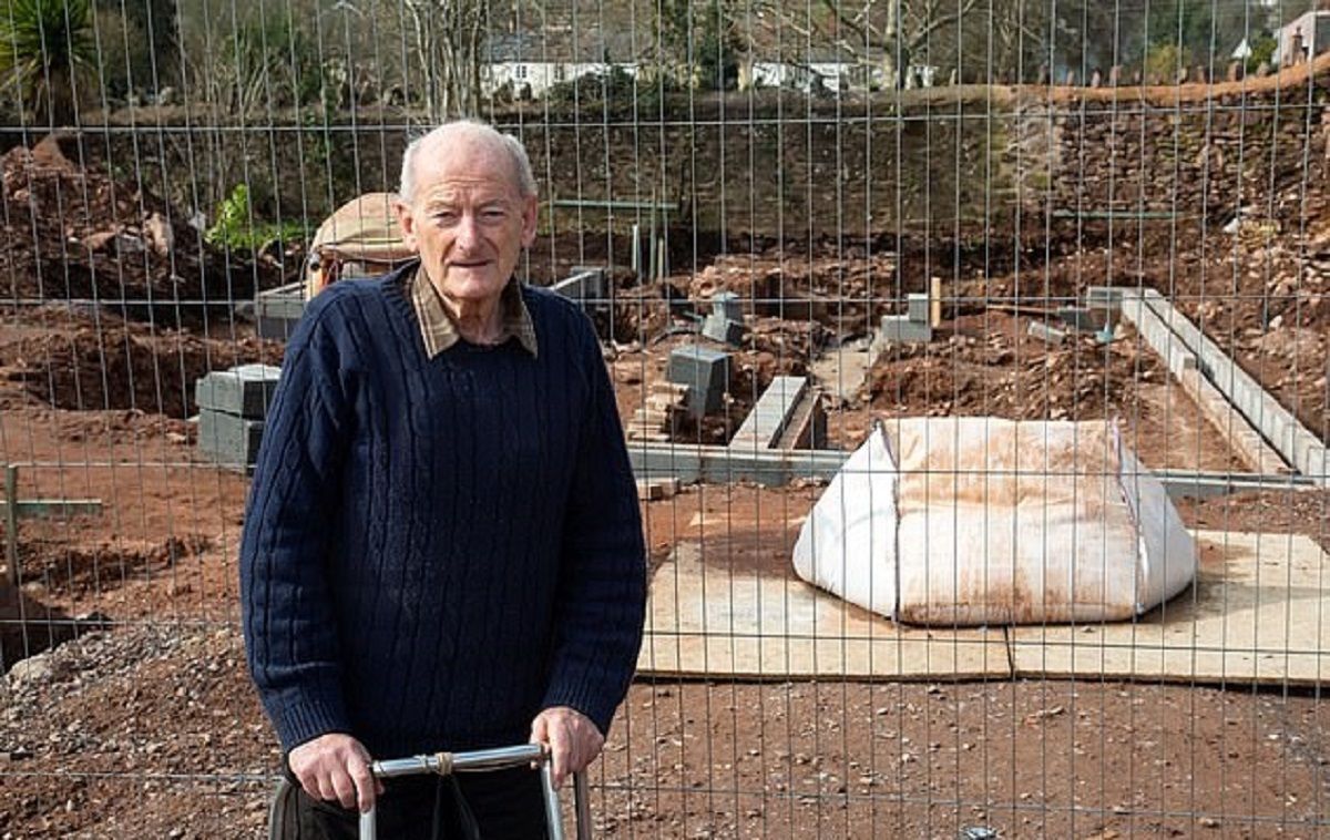 Пенсіонер виявив руїни палацу 13 століття на своїй ділянці: тепер він має оплатити дослідження Пенсіонер виявив руїни палацу 13 століття на своїй ділянці: тепер він має оплатити дослідження