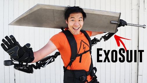 Блогер купив екзоскелет, щоб підняти гігантський меч з комп'ютерної гри: відео