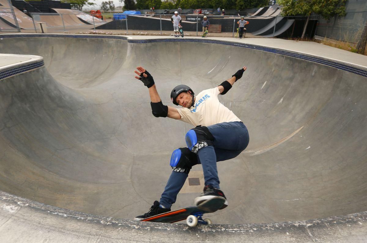 Відомий скейтбордист виконав свій останній трюк з розворотом на 540 градусів Відомий скейтбордист виконав свій останній трюк з розворотом на 540 градусів