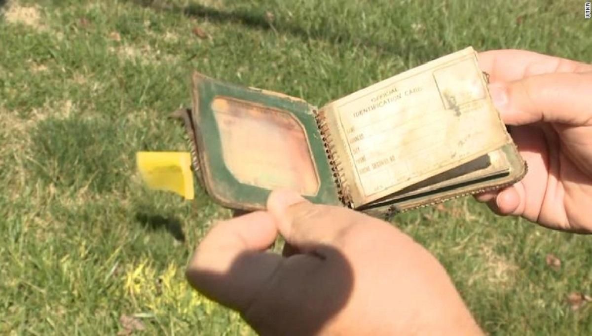Жінці повернули гаманець через 70 років після того, як вона загубила його у школі